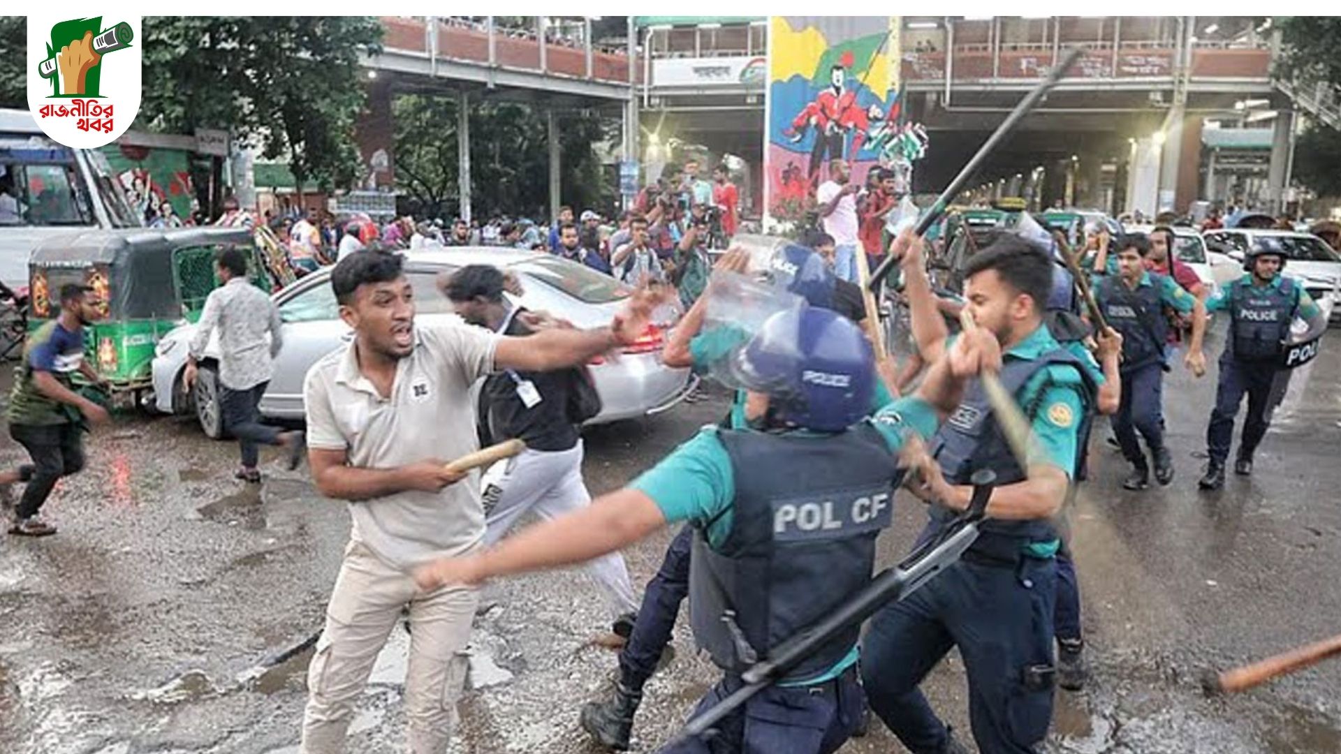 শাহবাগে উত্তেজনা: জুলাই যোদ্ধাদের সঙ্গে অবরোধকারীদের সংঘর্ষ, পুলিশের লাঠিচার্জ 