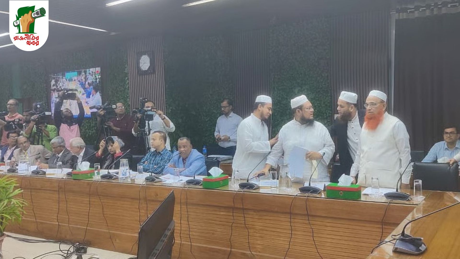 সংলাপে বাকবিতণ্ডা, ইসলামী ঐক্যজোটের একাংশকে বাইরে পাঠাল ইসি 