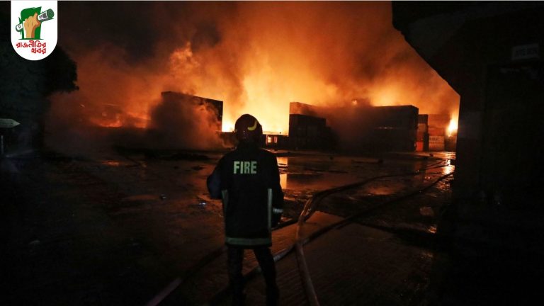 কোল্ড স্টোরেজে ভয়াবহ আগুন চট্টগ্রামে, নিয়ন্ত্রণে ছয় ইউনিট  